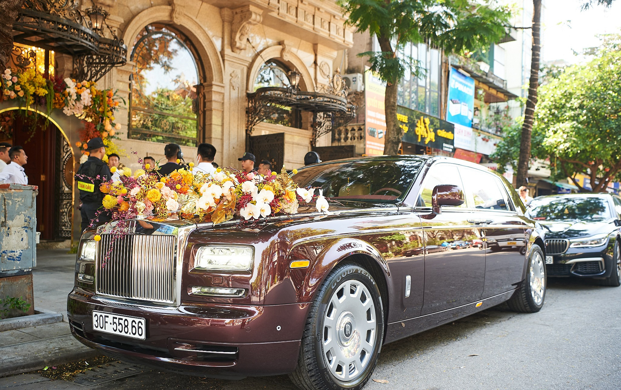 Chiếc Rolls-Royce Phantom đắt nhất Việt Nam xuất hiện trên đường phố Hà Nội trong vai trò đưa dâu. Ảnh: Lê Chí Linh