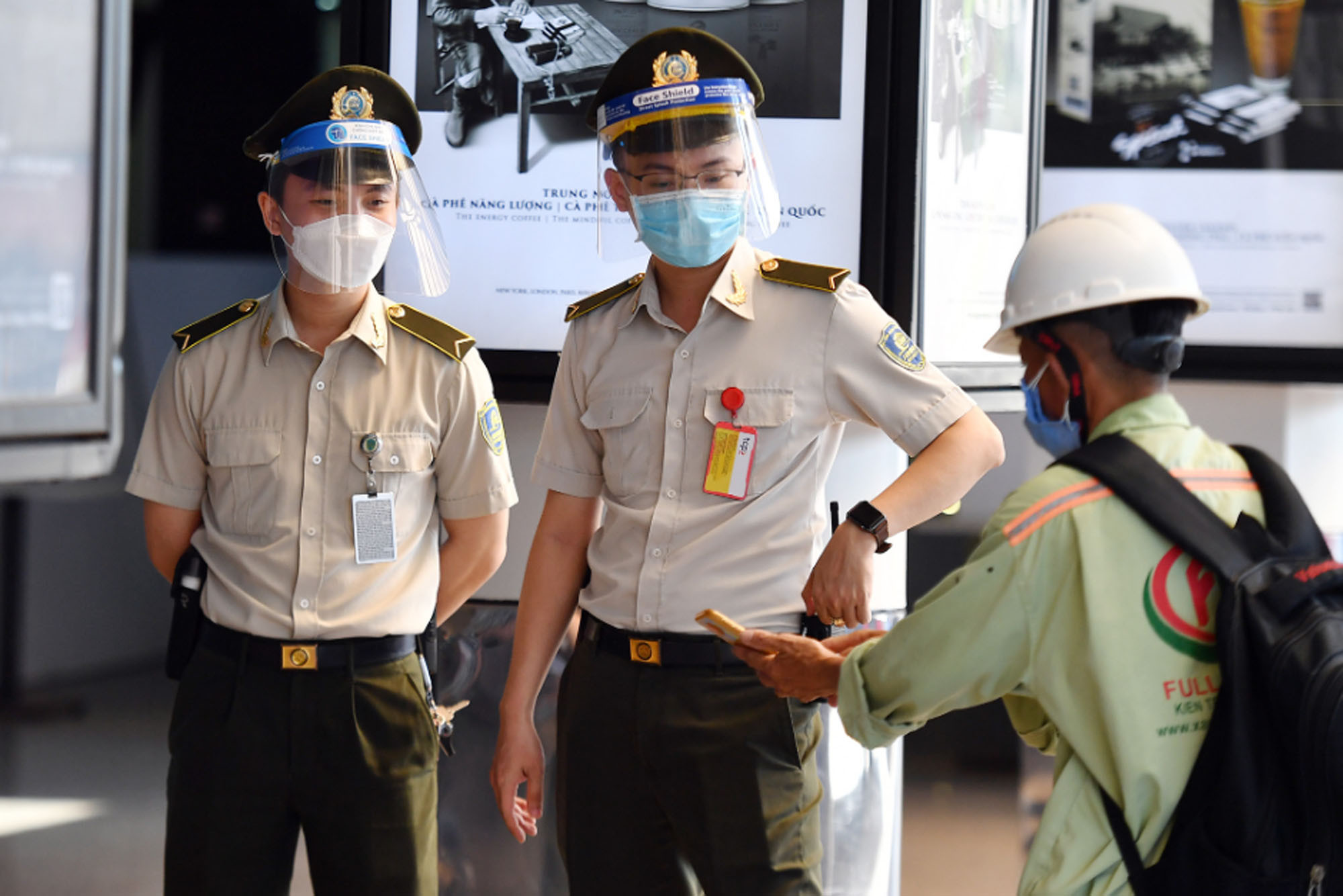 Lực lượng an ninh làm việc tại sân bay. Ảnh: VNN