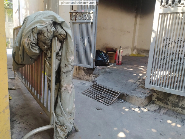 Chiếc chăn N.T.N. cuốn quanh người để chạy ra ngoài thoát khỏi đám cháy