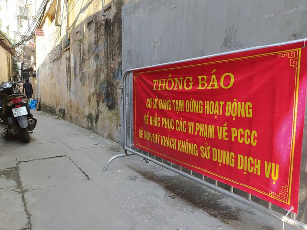 Lực lượng chức năng đặt biển thông báo tại đầu ngõ - nơi căn nhà xảy ra vụ cháy