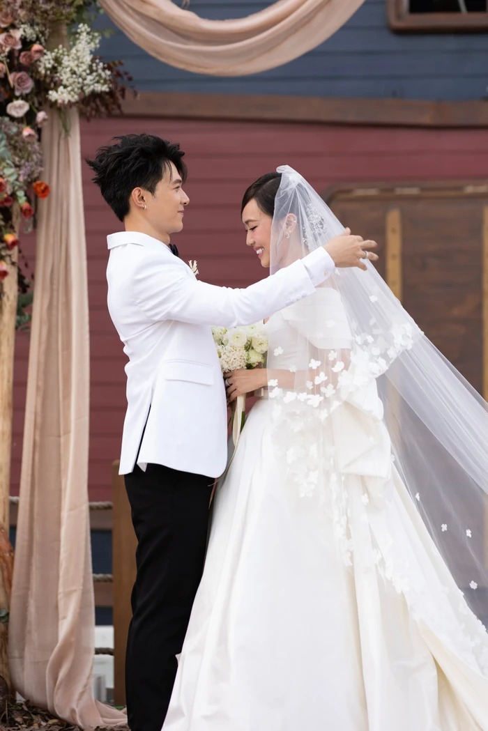 Diệu Nhi không khỏi nghẹn ngào khi được Anh Tú vén tấm voan cưới