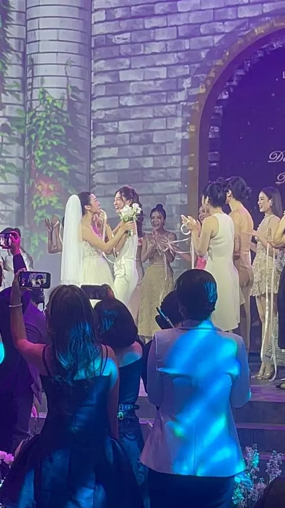 Người đẹp cười tít mắt khi nhận được hoa cưới từ đàn chị.