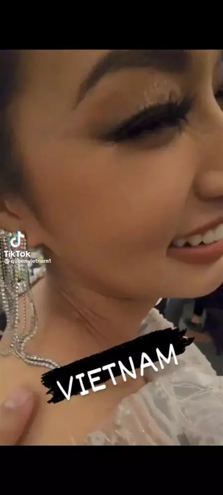 Qua biểu cảm của nàng Hậu, có thể thấy vết thương đã khiến cô rất đau và bị trầy xước, thâm tím vùng cổ.