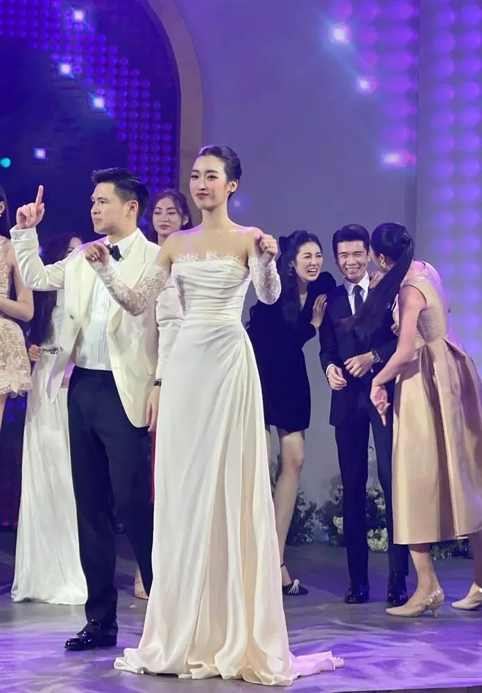 Cuối cùng là chiếc váy tiễn khách cũng phom cúp ngực với phần xếp nếp nhấn vào vòng eo con kiến của cô dâu.