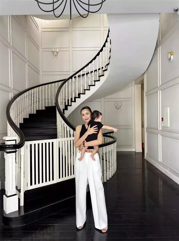 Hình ảnh hiếm hoi về gương mặt con trai út được Hà Tăng chia sẻ.