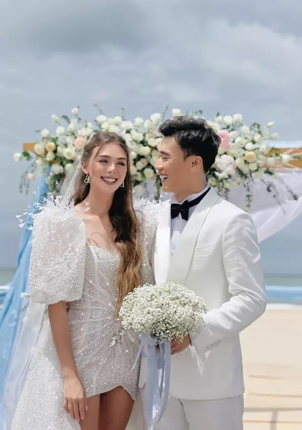 Ngày 22/5 vừa qua, Bùi Tiến Dũng và người mẫu đến từ Ukraine - Dianka Zakhidova đã tổ chức tiệc cưới ấm cúng, khách mời gồm gia đình và bạn bè thân thiết. Hôn lễ của họ diễn ra tại một resort hạng sang trên địa bàn tỉnh Vũng Tàu.