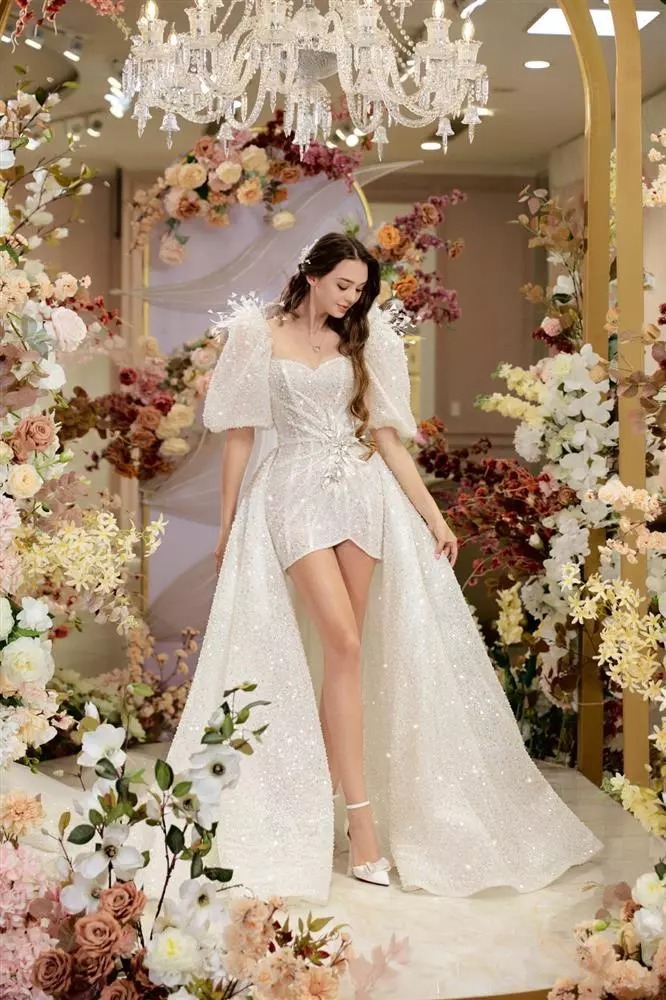 Thời điểm ấy, mẫu nữ đã mang thai nhưng vẫn tự tin diện váy bó sát, khoe trọn đường cong cơ thể cùng đôi chân dài miên man.