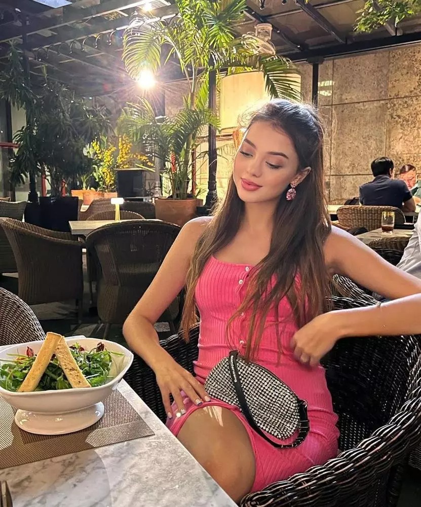 Suốt khoảng thời gian bầu bí, bà mẹ trẻ vẫn tích cực tham gia các buổi tiệc cùng bạn bè, vi vu khắp nơi cùng anh xã. Lần nào lên sóng cô cũng gây ấn tượng với gương mặt xinh đẹp.