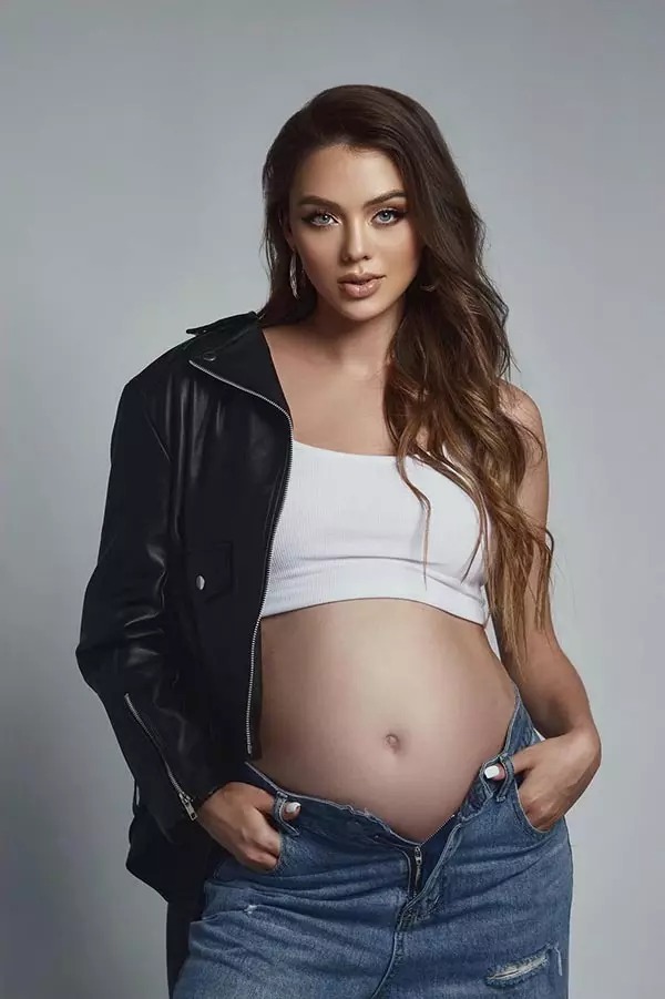 Cách đây không lâu, mẫu Tây tung bộ ảnh cực gợi cảm, đánh dấu thời kỳ mang thai.