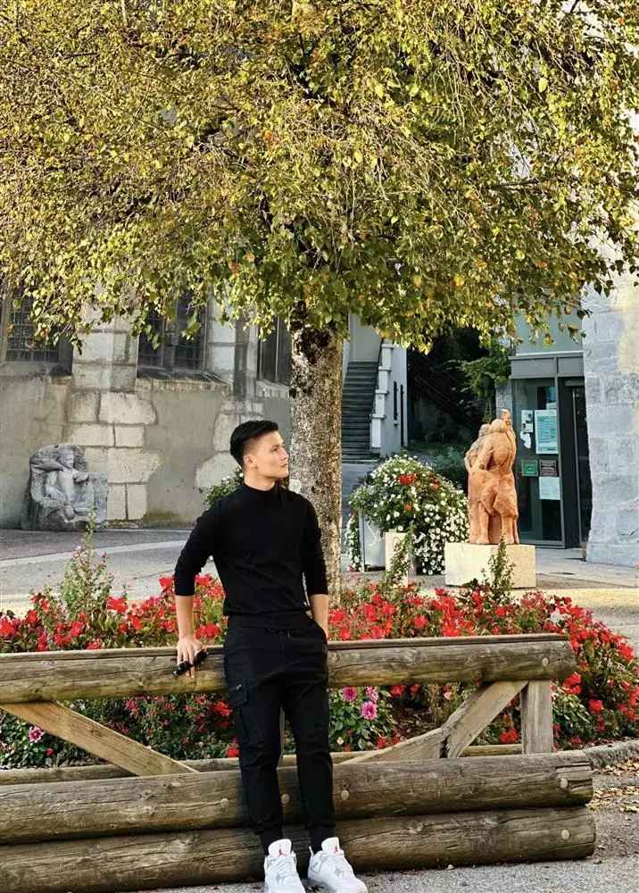 Quang Hải show hình check-in ở rất nhiều nơi. Cư dân mạng cho rằng số ảnh này được chụp khi anh cùng cô bạn gái hiện tại tên Chu Thanh Huyền cùng nhau đi du lịch.