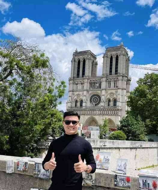 Ở phần bình luận mỗi bức ảnh, dân mạng liên tục xuýt xoa trước gu thời trang của chân sút trẻ.