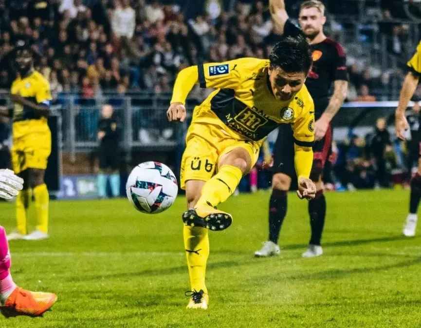 Vốn là cầu thủ nổi tiếng của tuyển Việt Nam nhưng Quang Hải sống rất kín tiếng. Trên trang cá nhân, thỉnh thoảng chân sút gốc Hà Nội mới chia sẻ ảnh mới về bản thân. Còn lại tất cả các status trên Facebook của 9X đều liên quan đến công việc.