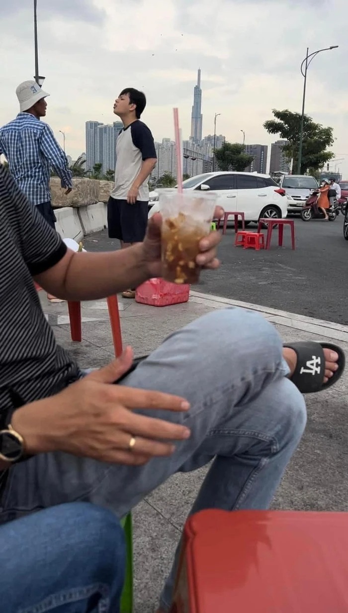 Hình ảnh nam ca sĩ xảy ra cãi vã với người bán hàng rong cách đây ít ngày được lan truyền trên mạng xã hội.