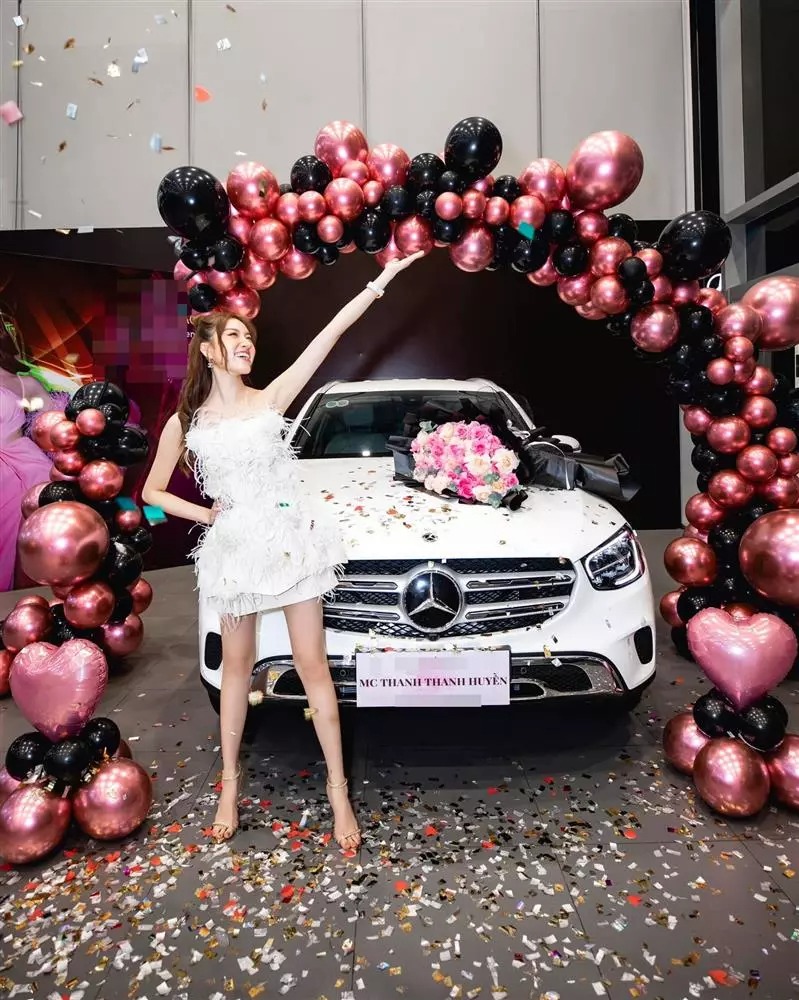 Thanh Thanh Huyền còn sở hữu 3 xế hộp hàng tỷ đồng. Mới nhất, cô tậu chiếc xe màu trắng, có giá không dưới 2 tỷ đồng.