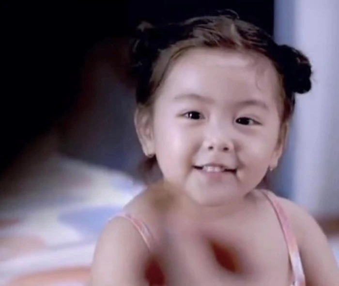 Hình ảnh Lọ Lem ngày bé khiến dân tình vô cùng thích thú