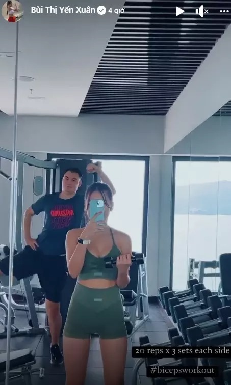 Yến Xuân còn thoải mái khoe ảnh sống ảo cùng em trai Đặng Văn Lâm trong phòng tập.