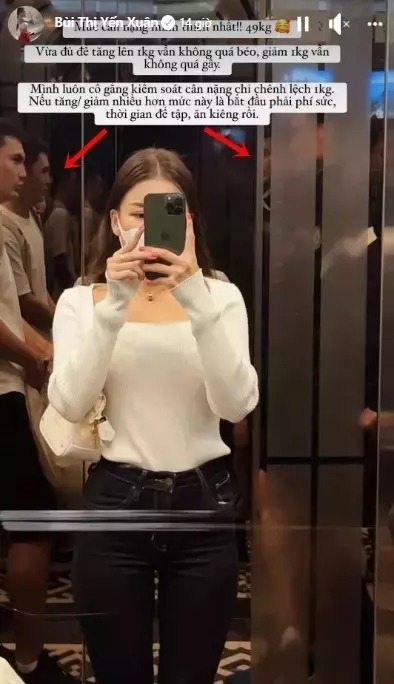 Yến Xuân và anh em Đặng Văn Lâm trong thang máy.