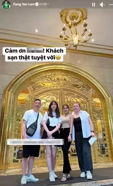 Văn Lâm công khai ảnh bạn gái bên người thân.