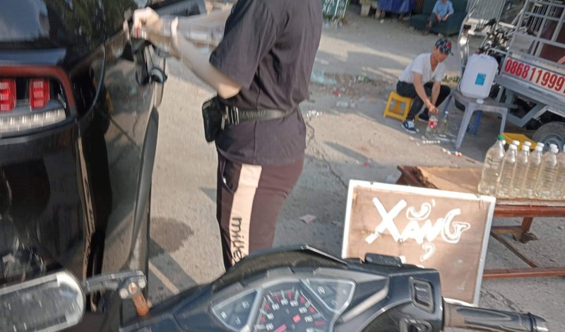 Những người này bán xăng lẻ với giá 