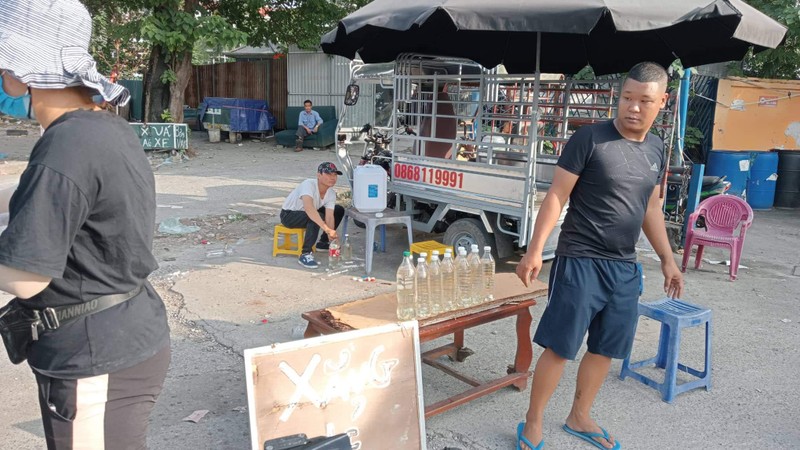 Những chai xăng được bán với giá 