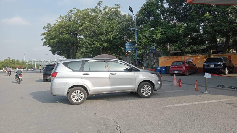 Nhiều xe ô tô dù đã cạn nhiên liệu nhưng vẫn không đổ được xăng, tài xế đành ngậm ngùi rời đi.