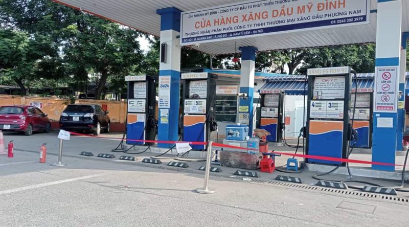 Cây xăng dán biển hết xăng. 