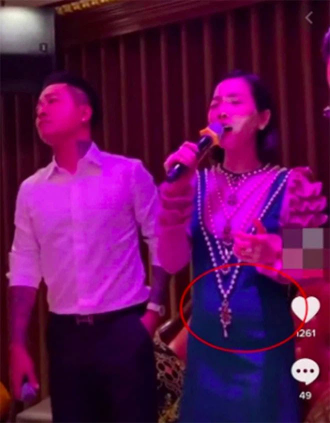 Tháng 2/2021, cư dân mạng quả quyết Lệ Quyên đang mang thai khi cô lộ vòng 2 lùm lùm trong chiếc váy xanh trong clip đứng hát karaoke với nam ca sĩ Tuấn Hưng. (Ảnh: nguoiduatin.vn)