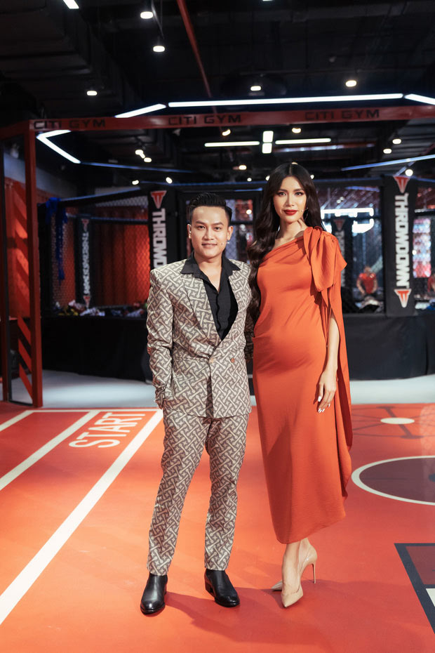 Xuất hiện trong một sự kiện cuối năm 2019, siêu mẫu Minh Tú cũng khiến nhiều người bán tín bán nghi chuyện cô mang thai khi nhìn ảnh. Minh Tú sau đó đã phủ nhận chuyện mang bầu và cho rằng do ánh sáng, góc chụp. (Ảnh: Công lý xã hội)