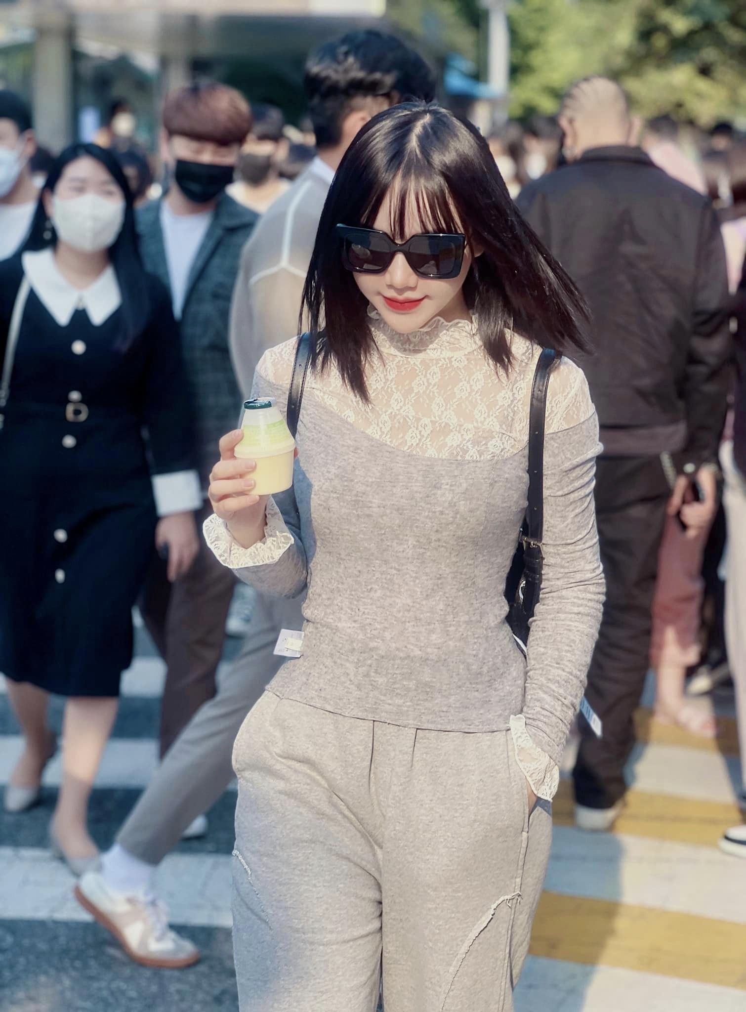 Vốn là người thích vi vu nhưng bị giữ chân một thời gian dài do dịch cộng với lịch quay film dày đặc, nữ diễn viên dành chút thời gian rảnh rỗi đi du hí trời Tây để lấy lại sức.