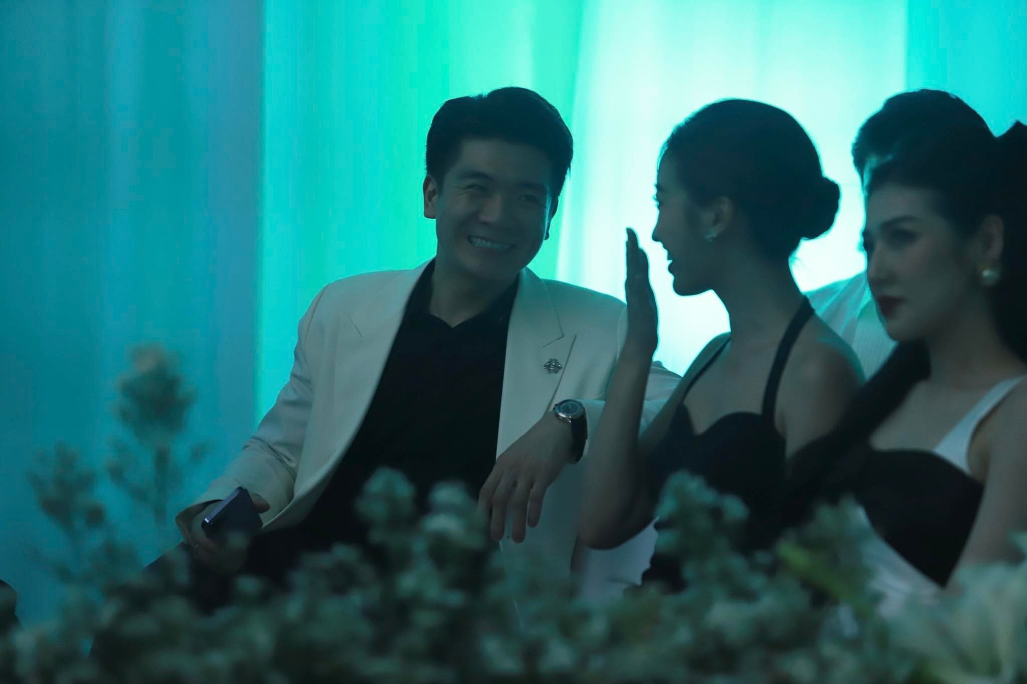 Khi tham dự sự kiện cùng nhau, Đỗ Mỹ Linh và anh chồng tương lai cũng trò chuyện rất vui vẻ, chứng minh mối quan hệ tốt đẹp