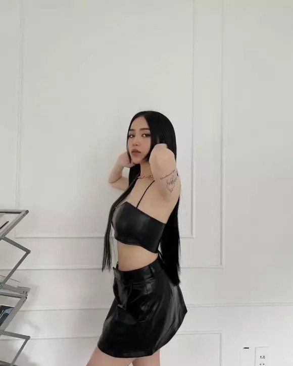 Cô tự tin diện những chiếc áo ngắn, khoe vòng 2 phẳng lì chỉ sau vài tháng sinh em bé thứ 2.