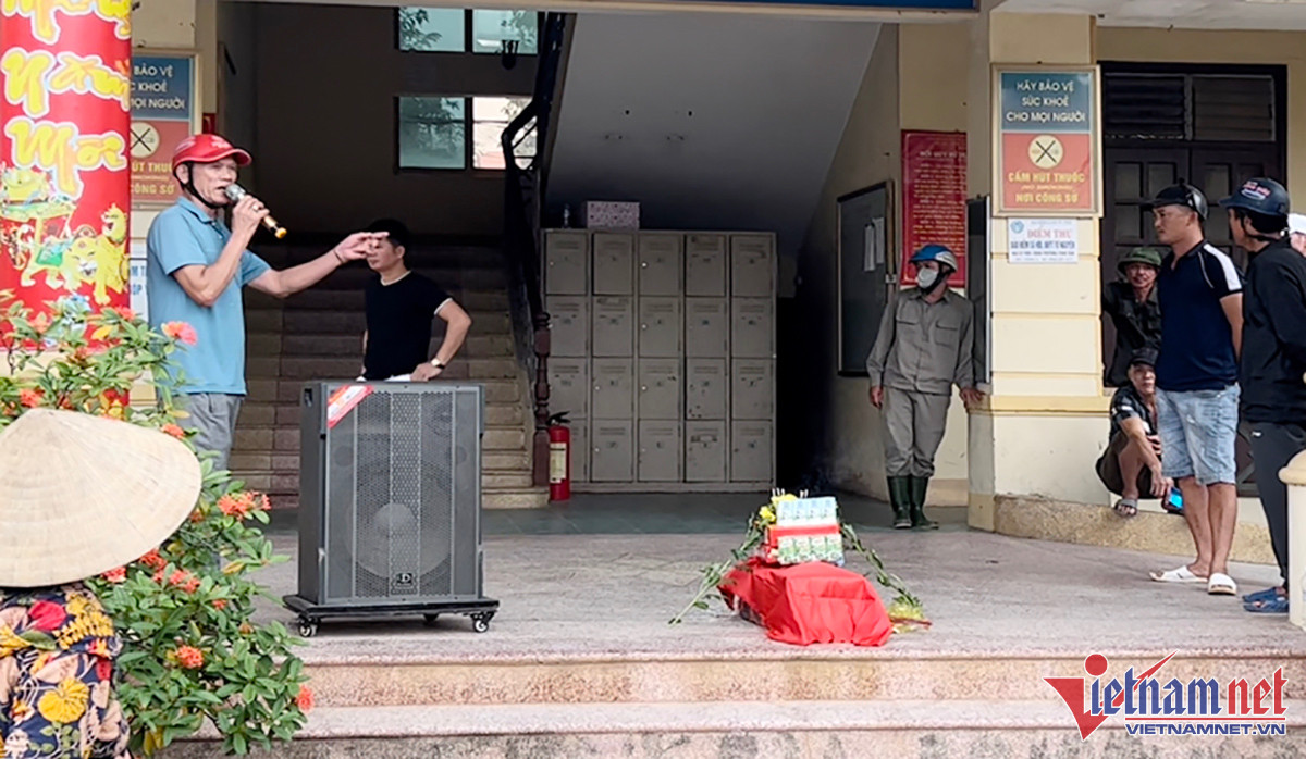 Người dân phát biểu tố cáo chủ đầu tư xâm phạm mồ mả - Ảnh: Quốc Huy