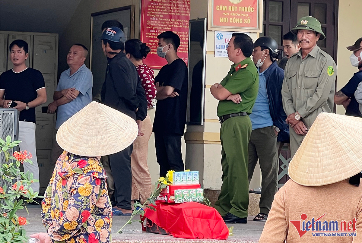 Người dân đưa tiểu ở nghĩa trang Cồn Điếm lên đặt tại trụ sở UBND phường Vinh Tân - Ảnh: Quốc Huy