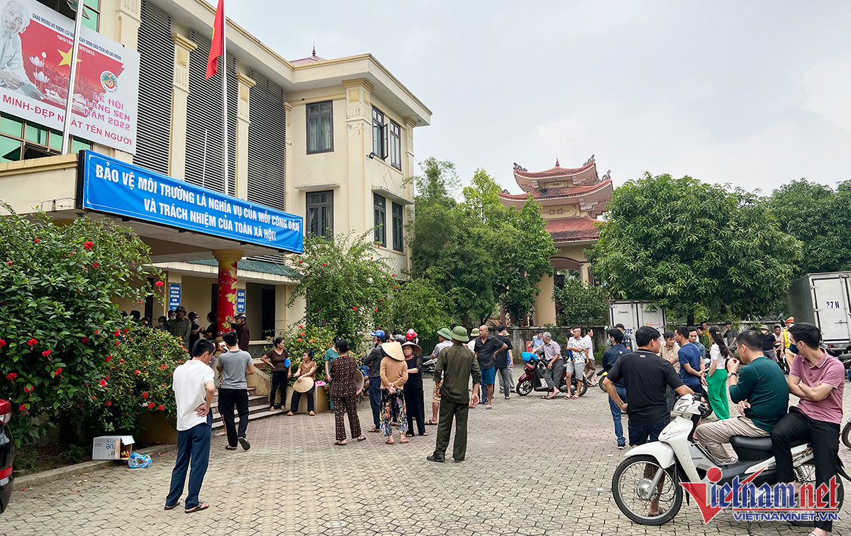 Rất đông người dân tập trung ở trụ sở UBND phường Vinh Tân, TP Vinh - Ảnh: Quốc Huy