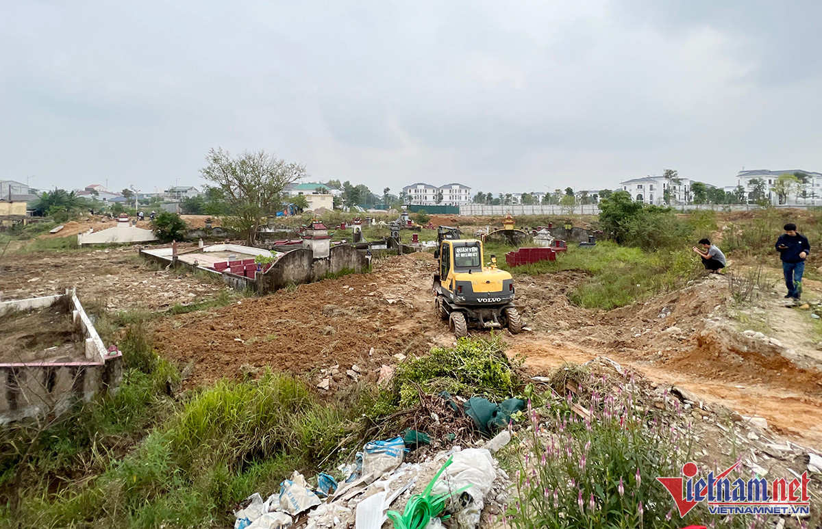 Khu vực nghĩa trang Cồn Điếm nơi chủ đầu tư chưa thoả thuận đền bù cho người dân - Ảnh: Quốc Huy