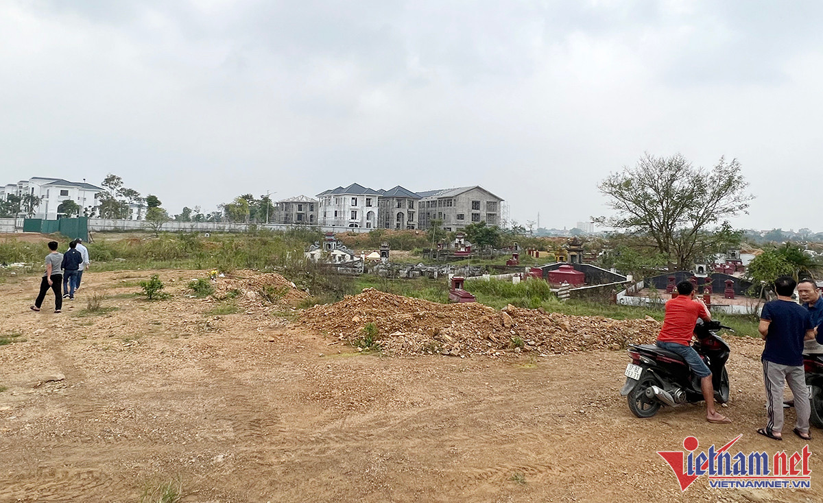 Người dân bức xúc vì phần mộ chưa thoả thuận đền bù di dời đã bị tự ý xâm phạm - Ảnh: Quốc Huy
