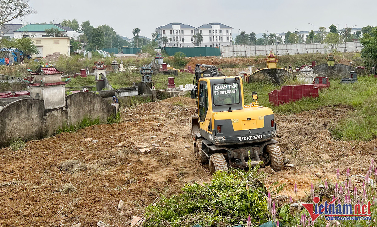 Máy múc vào khu vực chưa được đền bù giải phóng mặt bằng đào bới đất - Ảnh: Quốc Huy