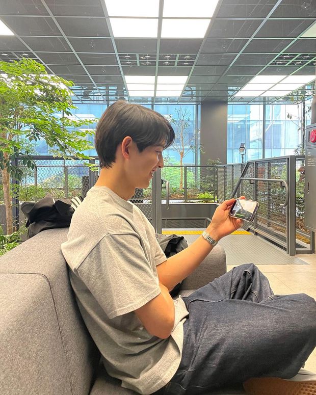 Tài tử đình đám còn công khai ủng hộ kênh YouTube của Kim Tae Ri. Anh không thể giấu được nụ cười khi xem vlog của nàng 