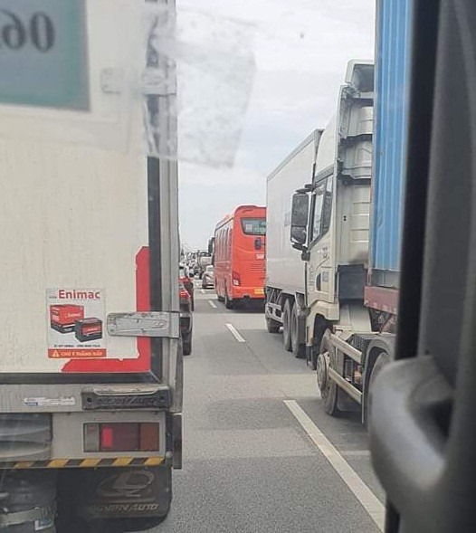 Tai nạn khiến giao thông trên cao tốc ùn ứ kéo dài. Ảnh: ST