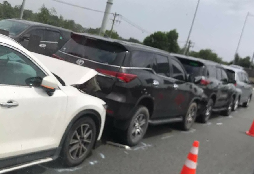 Hiện trường vụ tai nạn liên hoàn trên cao tốc TP.HCM- Long Thành- Dầu Giây. Ảnh: AT