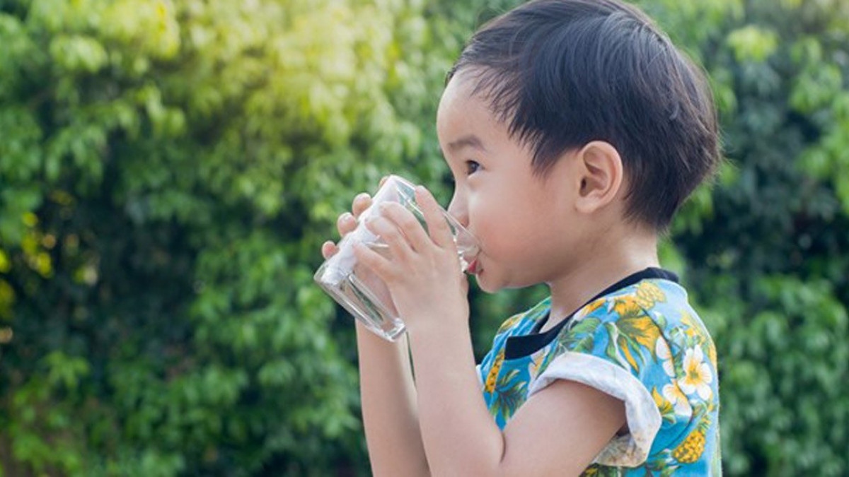 Bổ sung nước cho cơ thể: Cung cấp nước cho cơ thể luôn là việc làm cần thiết trong những ngày hè. Bên cạnh đó, đường hô hấp rất cần nước để duy trì độ ẩm cho lớp niêm mạc mũi, họng, phòng chống các bệnh viêm nhiễm. Ảnh minh họa