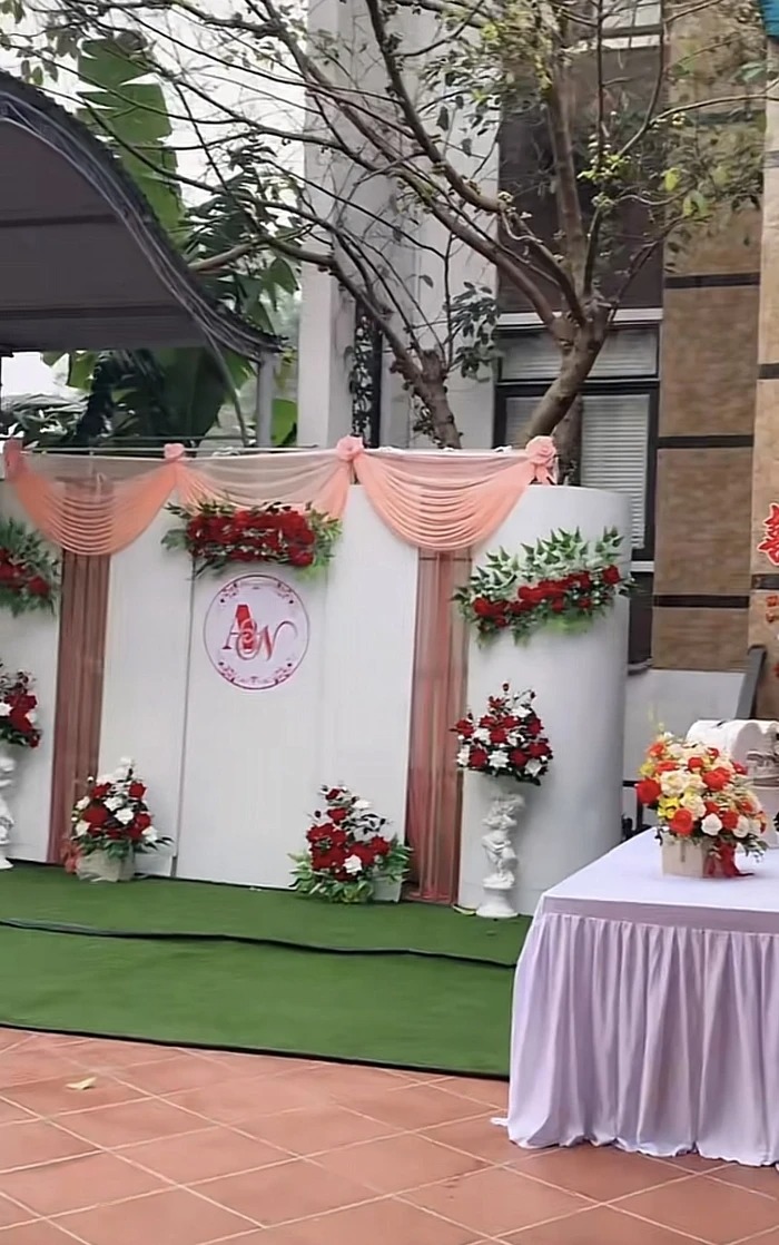 Gam màu trong đám cưới chủ đạo là trắng - cam kết hợp cùng nhiều hoa tươi tạo nên một không gian lãng mạn, ấm áp.