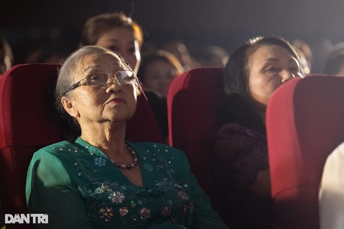 Mẹ Hoài Linh ngồi dưới hàng ghế khán giả xem con trai biểu diễn. (Ảnh: Dân trí)