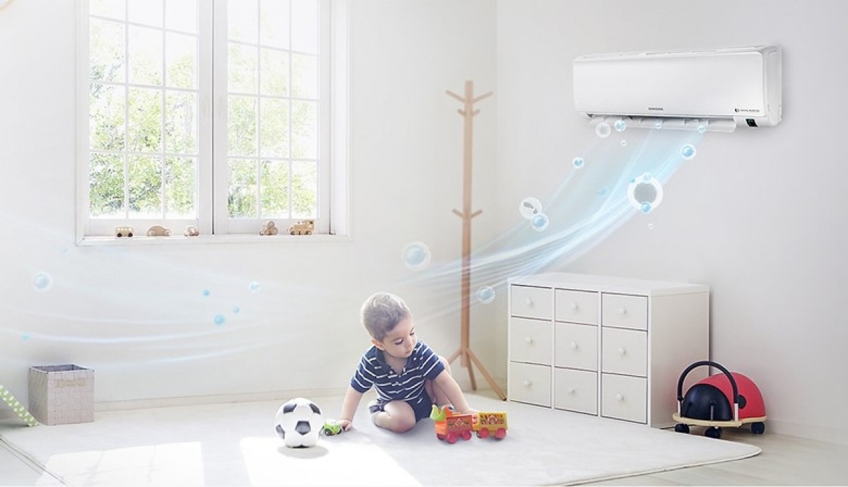 Điều chỉnh nhiệt độ điều hòa phù hợp: Gia đình nên thiết kế chỗ lắp đặt điều hòa hoặc điều chỉnh chỗ ngủ để luồng không khí lạnh ở máy không phả trực tiếp vào người. Không đưa trẻ đột ngột từ phòng điều hòa ra ngoài trời để tránh sốc nhiệt. Nếu cần đi ra ngoài nên tắt điều hòa khoảng 20 - 30 phút trước khi bước ra khỏi phòng, mở hé cửa để cơ thể thích nghi với môi trường bên ngoài. Ảnh minh họa