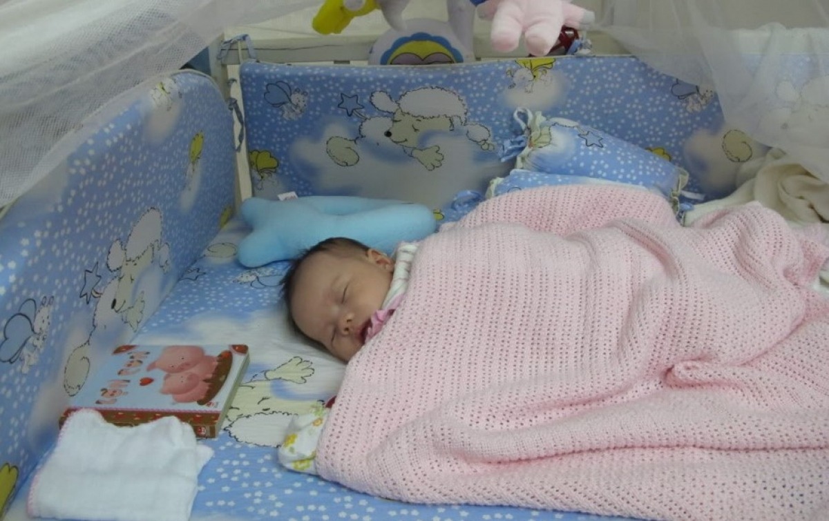 Đắp chăn mỏng cho trẻ khi ngủ: Mùa hè nắng nóng nhiều gia đình thường bật quạt ở mức cao, mở điều hòa ở nhiệt độ thấp…khi ngủ, lúc đêm xuống nhiệt độ hạ thấp nên rất dễ bị lạnh. Nhiều người chủ quan bật quạt suốt đêm, cửa sổ mở nên gió lùa bên ngoài vào dẫn đến viêm họng. Chính vì vậy, để phòng viêm họng, khi trẻ ngủ nên lấy chăn mỏng để đắp ở phần bụng cho trẻ. Ảnh minh họa