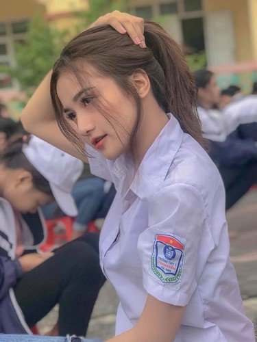 Đặc biệt, kiểu đồ ôm sát cũng xuất hiện nhiều hơn trong tủ đồ của Thanh Hằng. Bạn không nhất thiết phải chọn màu sắc nổi bật đôi khi chỉ cần item dáng bó là đủ.