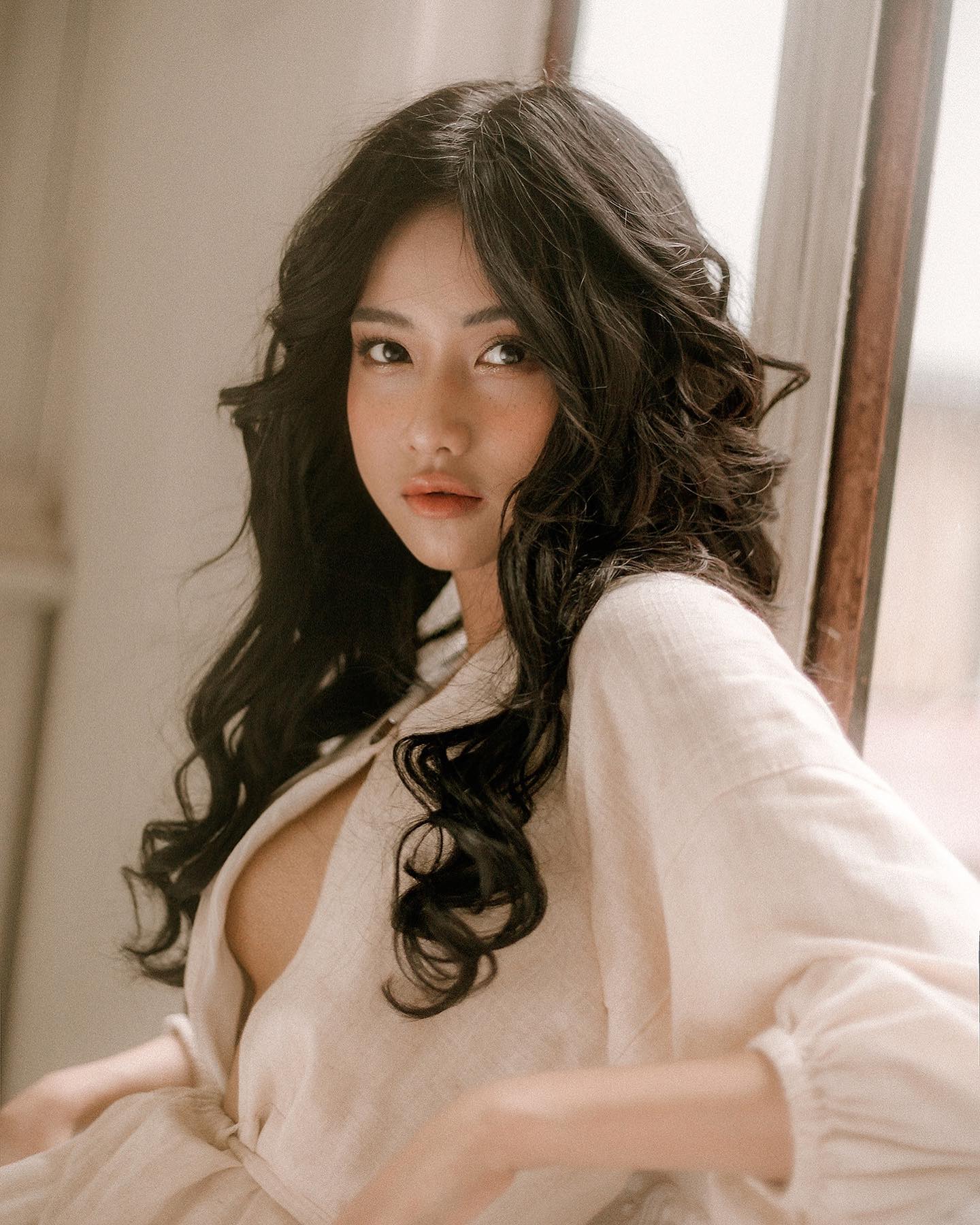 Có lợi thế ngoại hình nên Thanh Hằng nhận được các lời mời làm người mẫu từ năm lớp 9. Hiện tại, cô chuyển hướng kinh doanh.