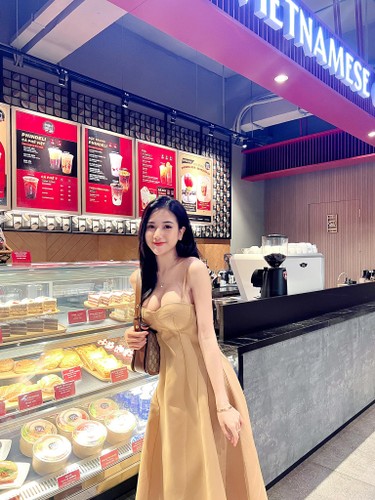 Được biết, cô gái 10x cao 1m62 với vòng eo nhỏ chỉ 54 cm. Đây cũng là lợi thế giúp cô theo đuổi phong cách có phần gợi cảm.