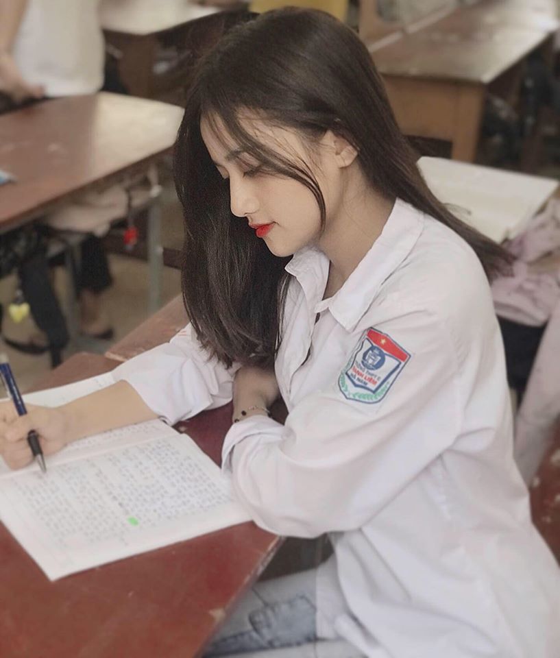 Khương Thị Thanh Hằng sinh năm 2002. Cô được biết đến với biệt danh 