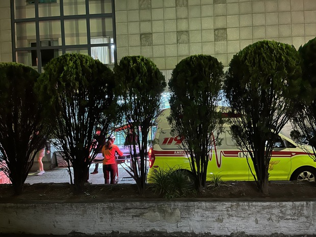 Nhân viên bệnh viện đưa một thi thể lên xe cứu thương. Ảnh: The Korea Herald